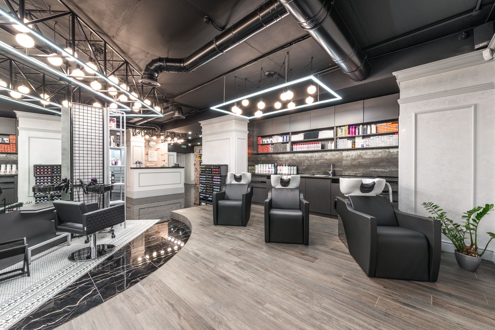 Interior del estudio de estética con luz natural y detalles en lila